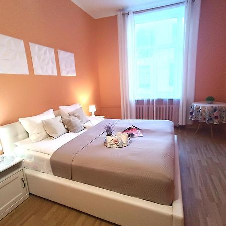 Spacious Old Town Family Peachy 2 Bedrooms Apartment, Nearby The Riga Presidential Castle ภายนอก รูปภาพ