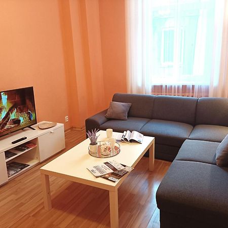 Spacious Old Town Family Peachy 2 Bedrooms Apartment, Nearby The Riga Presidential Castle ภายนอก รูปภาพ