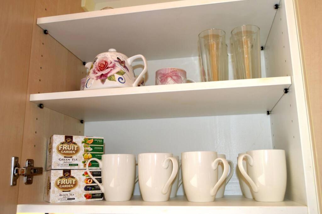 Spacious Old Town Family Peachy 2 Bedrooms Apartment, Nearby The Riga Presidential Castle ภายนอก รูปภาพ