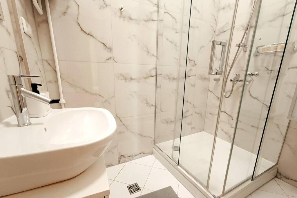 Spacious Old Town Family Peachy 2 Bedrooms Apartment, Nearby The Riga Presidential Castle ภายนอก รูปภาพ