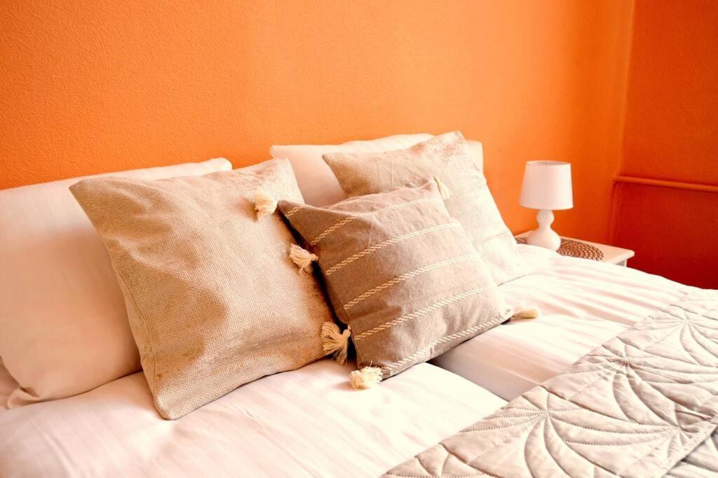Spacious Old Town Family Peachy 2 Bedrooms Apartment, Nearby The Riga Presidential Castle ภายนอก รูปภาพ