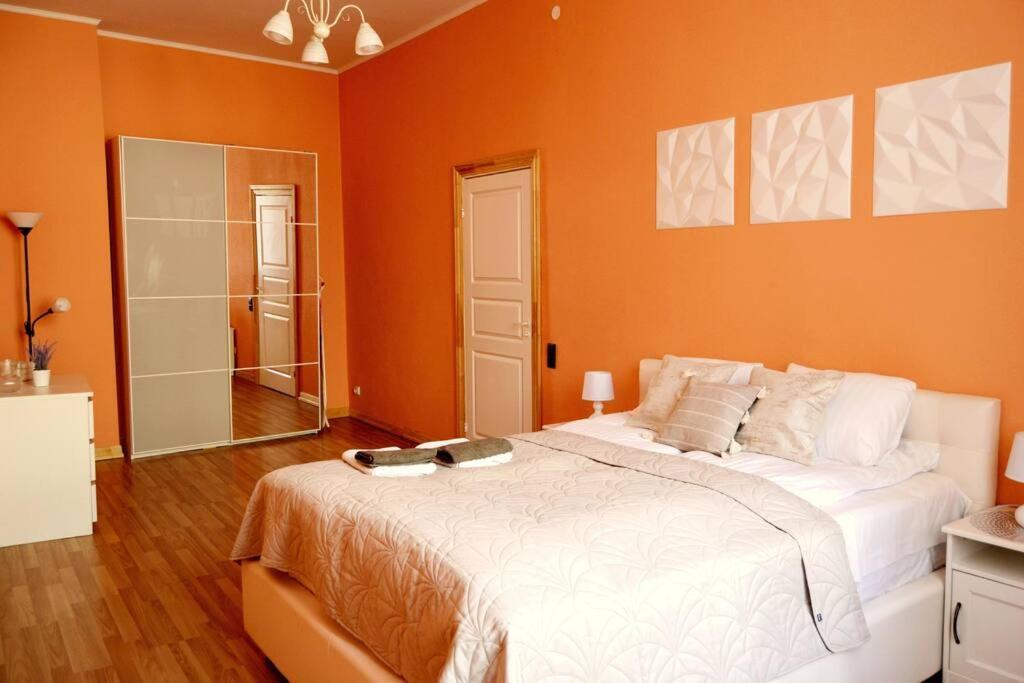 Spacious Old Town Family Peachy 2 Bedrooms Apartment, Nearby The Riga Presidential Castle ภายนอก รูปภาพ