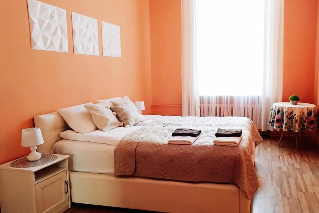 Spacious Old Town Family Peachy 2 Bedrooms Apartment, Nearby The Riga Presidential Castle ภายนอก รูปภาพ