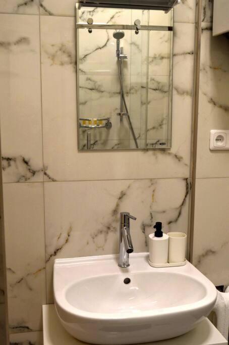 Spacious Old Town Family Peachy 2 Bedrooms Apartment, Nearby The Riga Presidential Castle ภายนอก รูปภาพ