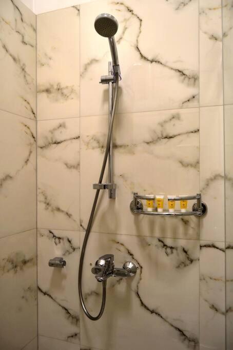 Spacious Old Town Family Peachy 2 Bedrooms Apartment, Nearby The Riga Presidential Castle ภายนอก รูปภาพ