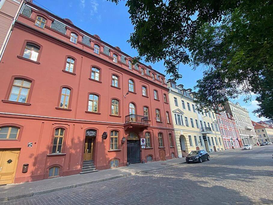 Spacious Old Town Family Peachy 2 Bedrooms Apartment, Nearby The Riga Presidential Castle ภายนอก รูปภาพ