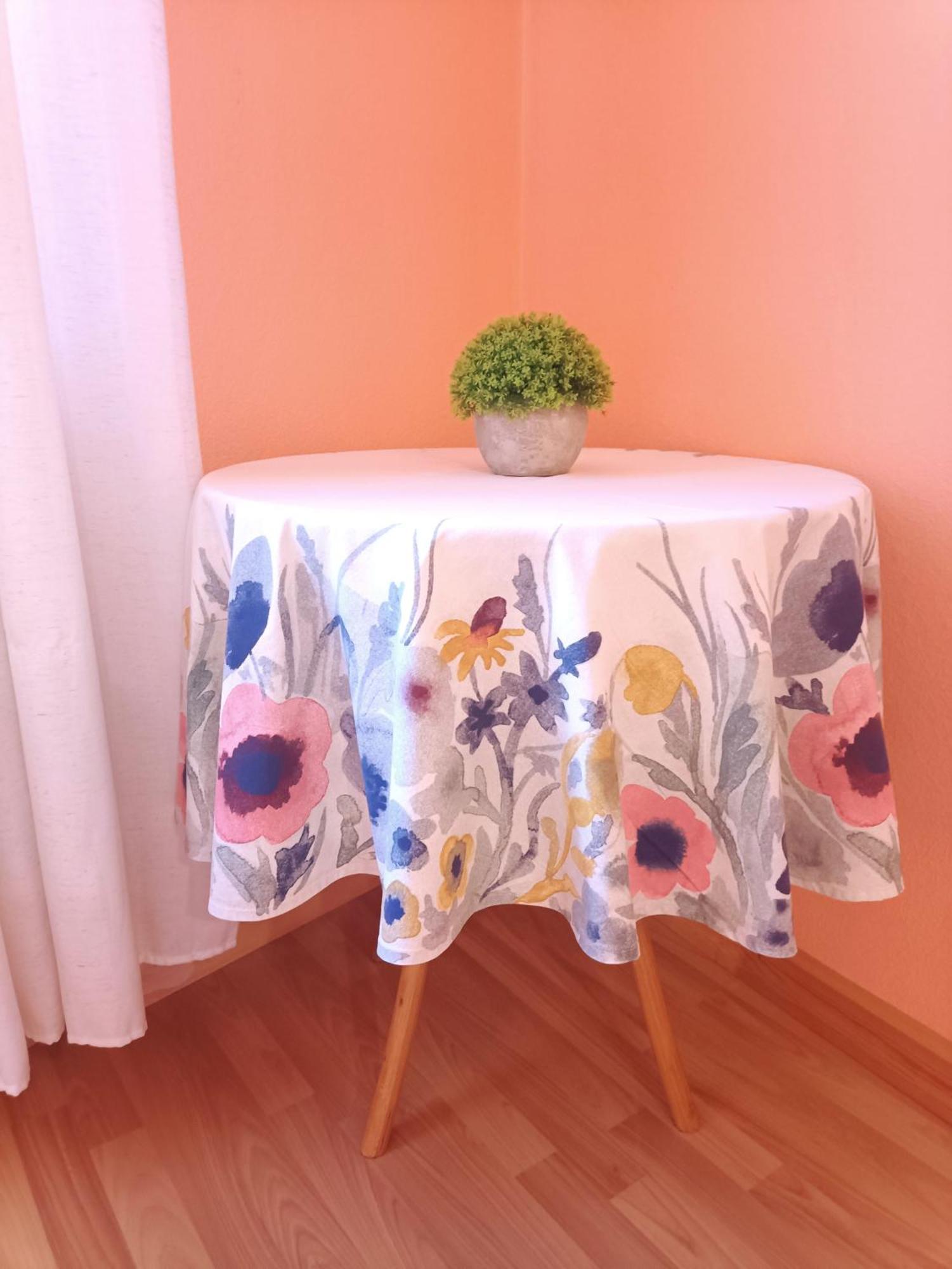 Spacious Old Town Family Peachy 2 Bedrooms Apartment, Nearby The Riga Presidential Castle ภายนอก รูปภาพ