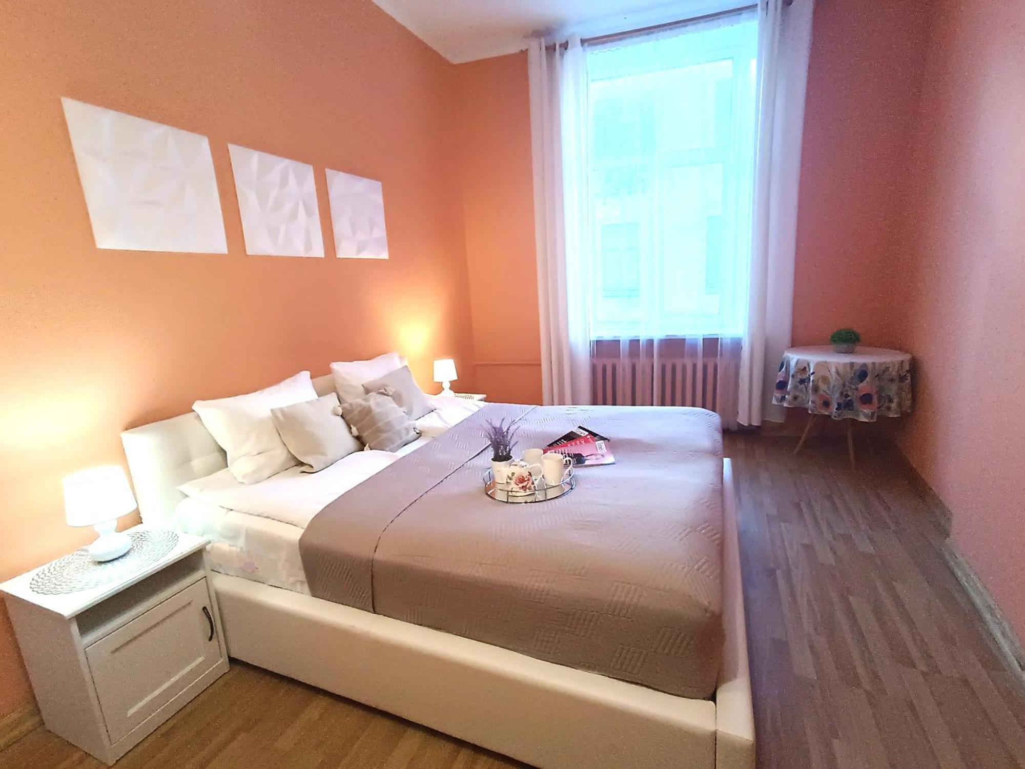 Spacious Old Town Family Peachy 2 Bedrooms Apartment, Nearby The Riga Presidential Castle ภายนอก รูปภาพ