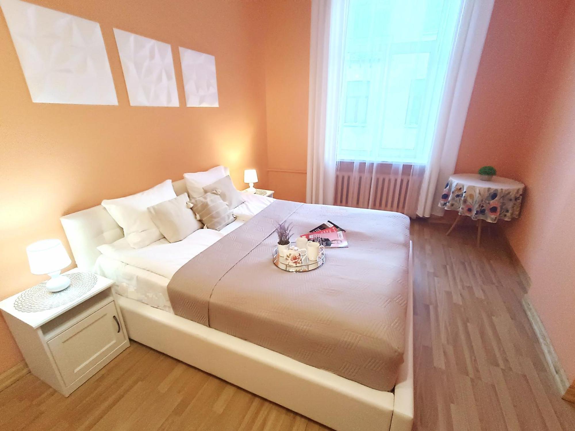 Spacious Old Town Family Peachy 2 Bedrooms Apartment, Nearby The Riga Presidential Castle ภายนอก รูปภาพ