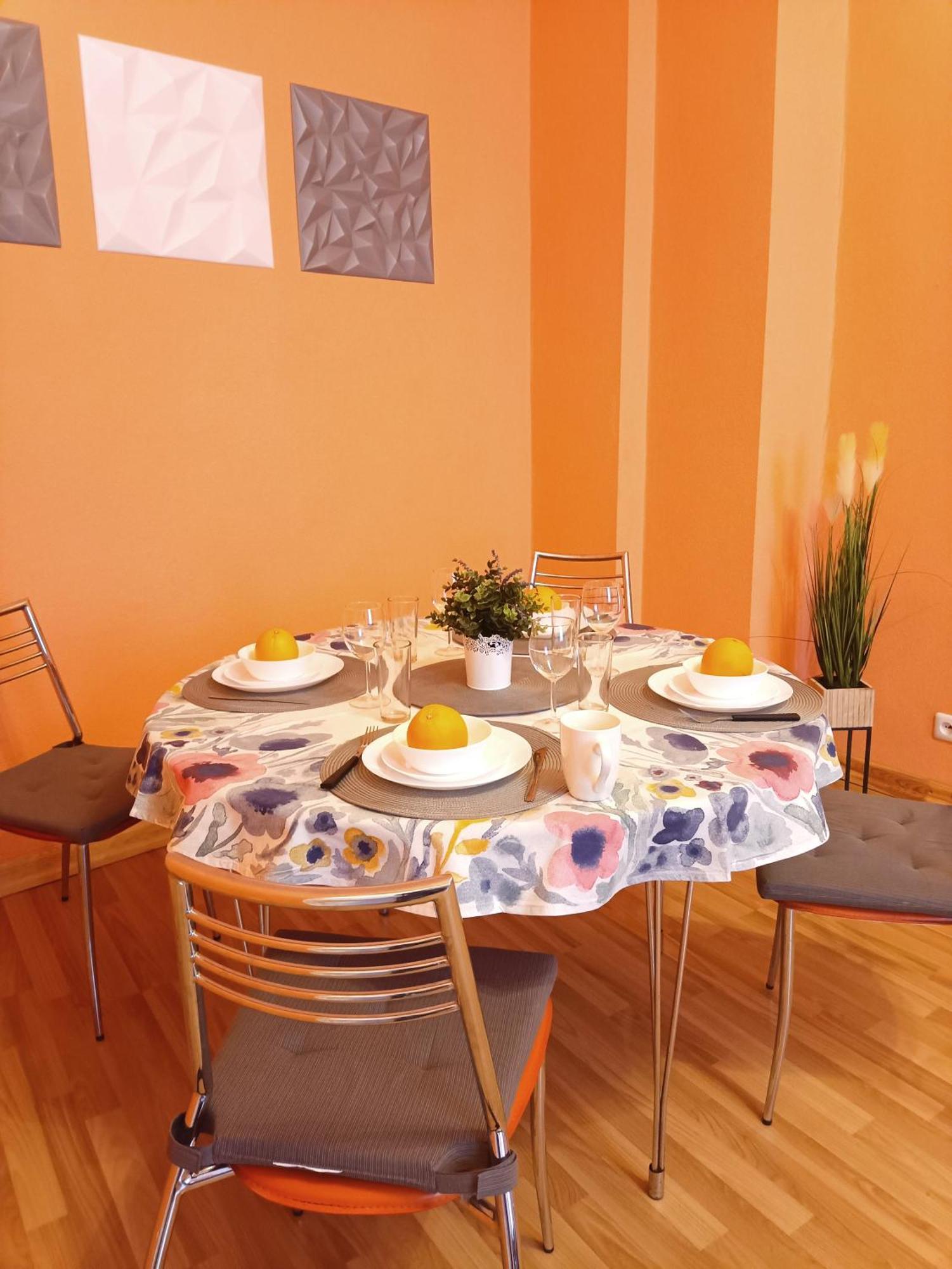 Spacious Old Town Family Peachy 2 Bedrooms Apartment, Nearby The Riga Presidential Castle ภายนอก รูปภาพ