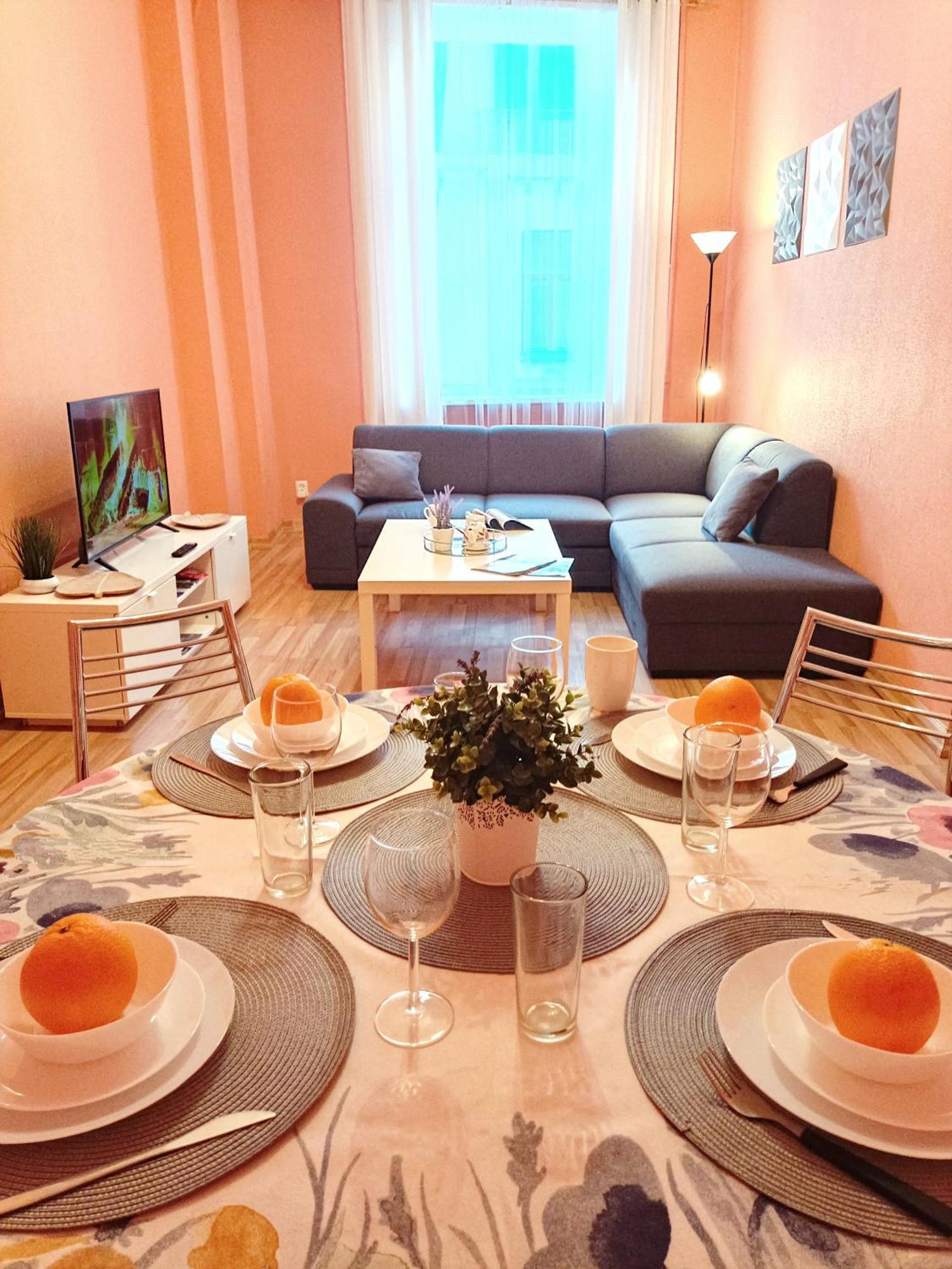 Spacious Old Town Family Peachy 2 Bedrooms Apartment, Nearby The Riga Presidential Castle ภายนอก รูปภาพ